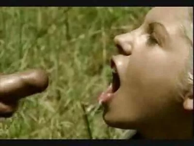 A kéjes fekete nőt egy fehér  fiú csavarja el