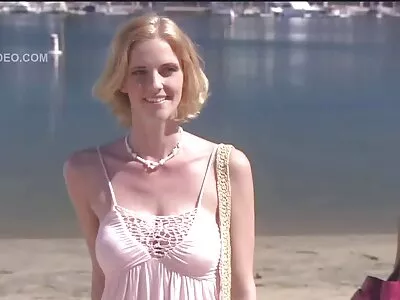 Szőke MILF -ek mindent levettek, hogy az irodában youtube ingyen porno szarjanak