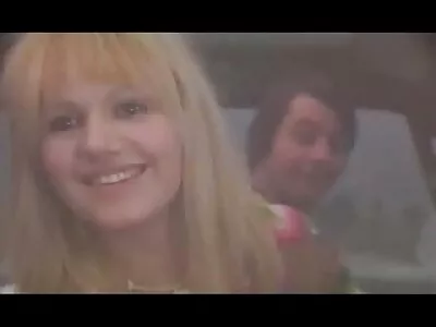 Szőke menyecske nagy lufikkal megtömik a magyarul beszélő pornó videók szűk hüvelyét