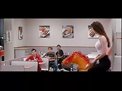 Barna csaj magas sarkúban akar némi  fasz