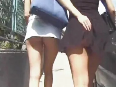 Busty thai udvarhölgy keményen fúrta  két fehér partnere