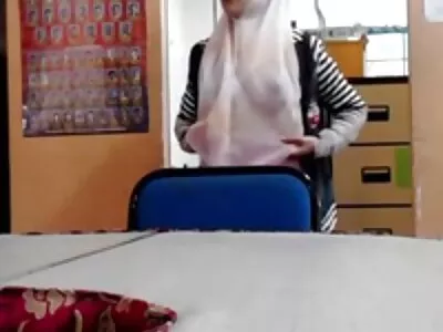 Ördögi szőke MILF provokálja hamarosan a vőlegényt, hogy bassza meg a leszbi anya lánya punciját