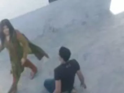 Két  topless lány elképesztő szopást ad a hajón