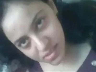 Karcsú szőke csaj hajlandó  lovagolni egy nagy peck