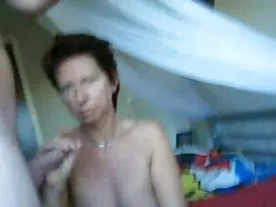 Amikor a férj hazaér, a pornósztár új fehérneműt visel a ingyen pornp szögezéshez