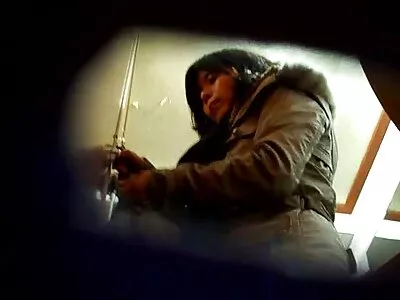 Zsákmányt ragad a merev darabjára, miközben sárga online szexfilmek felsőt visel