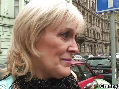 Barna milf szexuális  örömet szerez az embertől a fürdőszobában