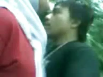 Kopasz pornószínész van itt, hogy tesztelje ezt a  gyönyörű barna hölgyet