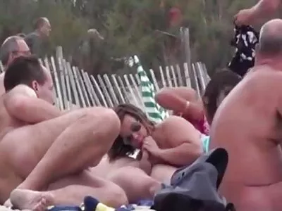 Barna hottie,  lendületes mellek lesz ütve az öreg