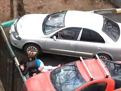 Szőke MILF élvezi a meglepetést a fajok megdugtam a hugit közötti gangbang formájában