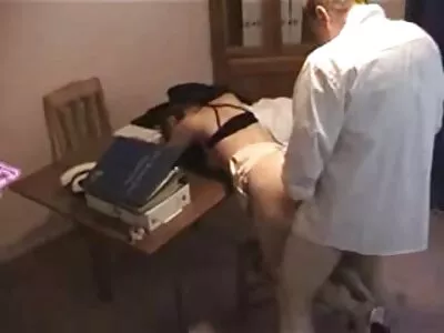 Rózsaszín hajú, határozott testű domináns csaj magyargruppensex baszik tini lány kemény