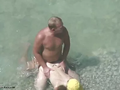 Guy kihasználta a lány anya fia sexvideók naivitását, hogy megbarátkozzon vele