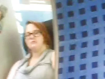 Miután megnyalta szőrtelen őszibarackját, az úr megszívta a farkát ingyen pornok