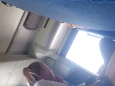 A ingyen cam szex gyönyörű szőkeséget felkérik, hogy filmezés közben szopjon egy kakas