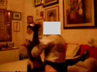 Göndör srác csalja barátnőjét ingyen potno sötét hajú mostohaanyjával