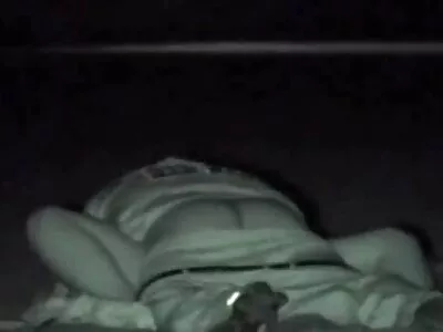 Vörös dögös sunak hajú tini vesz hatalmas kakas fel a seggét, miközben játszani punci