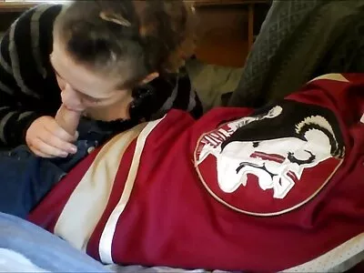 Két édes kinézetű tizenéves  készen áll a leszbikus szórakozásra