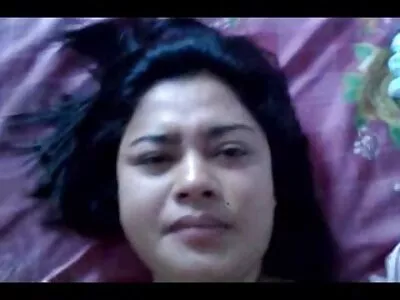 A bájos webkamera modell örömét leli a kamera  előtt