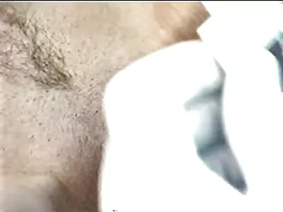 Ginger csaj levetkőzik és szar  a kanapén