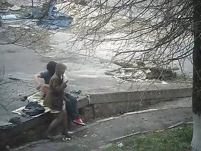 A  fekete pornósztár férj leckét ad a másik férfival való bolondozáshoz