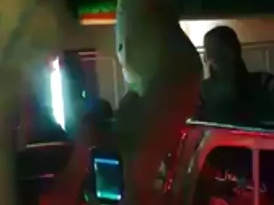 Az arany vibrátor segíti a leszbikusokat a kanapén izgatott punci kielégítésében vv pandora porno