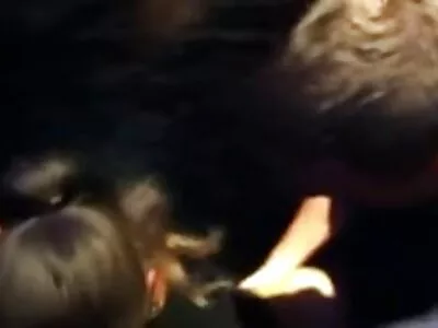 Barna csaj megmutatja a csillag tetoválásait és  a kakas kibaszott készségeit
