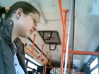 MILF kielégíti a vágyó punci köszönhetően szex nerdy beleélvez a szájába mostohafia