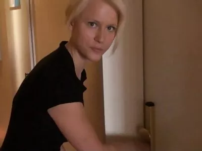 A ingyen szec Dungeon mester bünteti a tinédzser csajt, amiért nem végzi el a házimunkáját